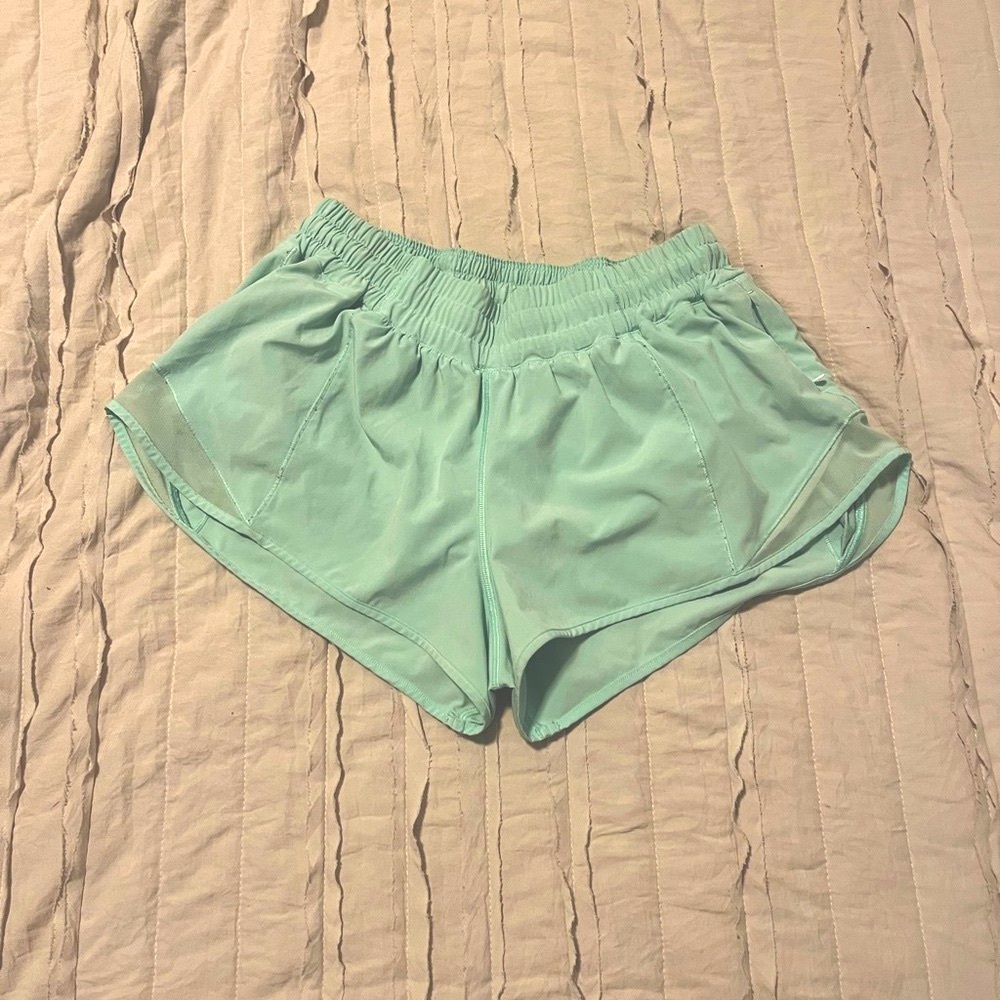 Lululemon athletica hotty hot low-rise lined 2.5” shorts